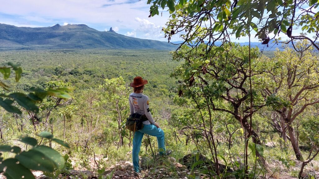 Turista contempla mirante na Chapada dos Guimarães