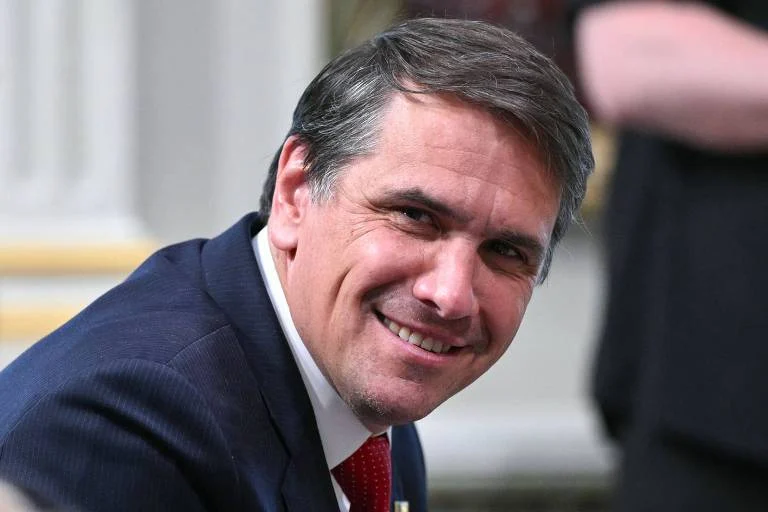 Trump escolhe seu ex-advogado pessoal, Todd Blanche, para chefiar o Departamento de Justiça interinamente