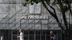 Petrobras: Preços de Combustíveis Defasados ou Estratégia Comercial? Entenda o Debate e o Impacto no Seu Bolso