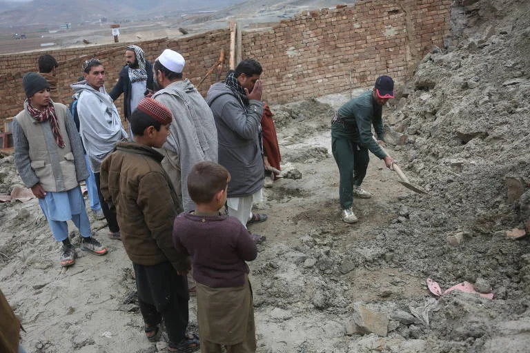 Terremoto Devasta Afeganistão: 12 Mortos, Incluindo 8 da Mesma Família, em Desabamento Trágico