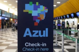 Pressão por denúncia de “gun jumping”: Azul e American Airlines notificam Cade sobre participação societária