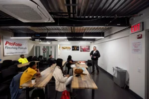 Fuga da IA e Crise de Emprego: Jovens de Nova York Invadem Construção Civil em Busca de Futuro Estável