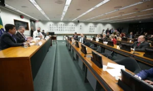 Conselho de Ética da Câmara adia decisão sobre quebra de decoro de deputados bolsonaristas em invasão da mesa diretora