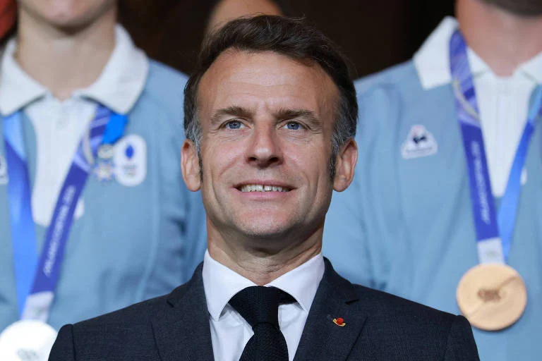 Rei Charles 3º brinca com Macron sobre EUA falarem francês; presidente francês responde: ‘Seria chique’