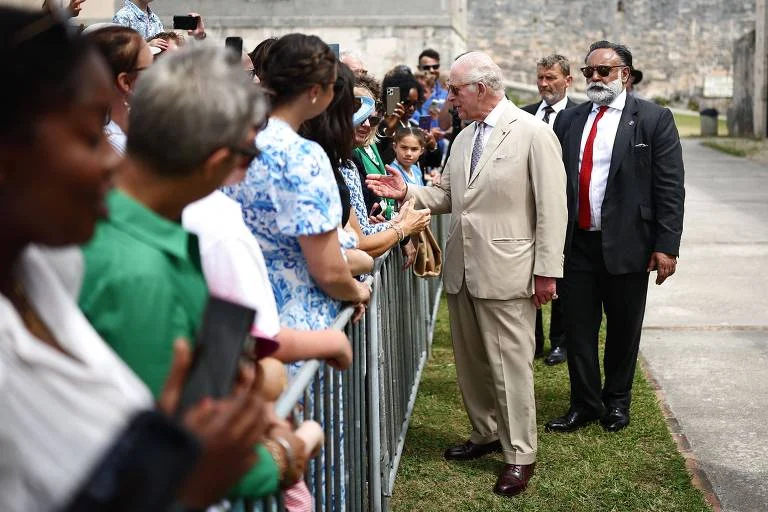 Rei Charles III em Bermudas: Monarca Britânico Evita Comentar Tensões Trump-Starmer e Guerra no Oriente Médio Após Visita aos EUA
