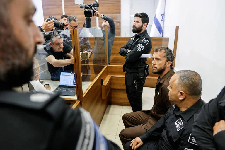 Justiça de Israel prorroga prisão de ativista brasileiro e espanhol detidos em flotilha para Gaza; entenda o caso