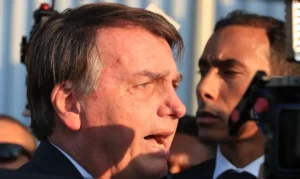 Bolsonaro recebe alta após cirurgia no ombro e volta para casa; veja detalhes da recuperação e autorização judicial