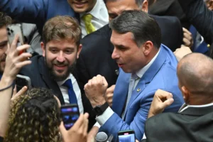 Oposição acelera fim da “taxa das blusinhas”: Flávio Bolsonaro lidera articulação para revogar imposto antes do governo