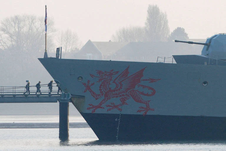 Reino Unido envia destróier de guerra para o Oriente Médio: HMS Dragon se prepara para proteger o Estreito de Hormuz em meio a tensões globais