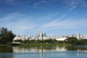 Mercado Imobiliário 2026: Gigante em Duas Velocidades, Popular Dispara e Alto Padrão Aguarda Selic Cair