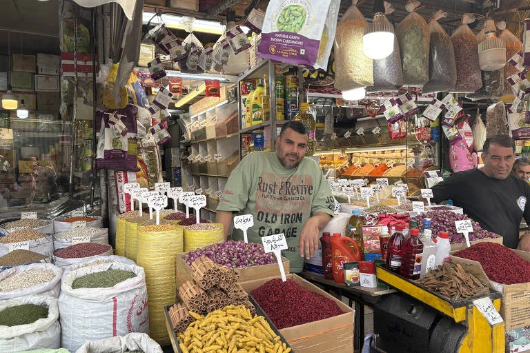 Guerra e Inflação no Irã: Carne Ossos, Óleo Caro e Governo Apostando em Resistência Econômica