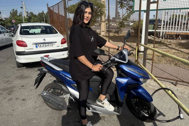 Mulheres sem véu e de moto: Irã vive ondas de rebeldia e desafio à lei islâmica desde o início da guerra