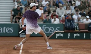 João Fonseca brilha em Roland Garros: Jovem tenista brasileiro estreia com vitória esmagadora em Paris