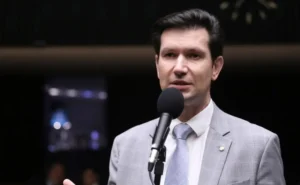 Fim da Escala 6×1: Deputado Alerta que Proposta pode Proibir Trabalhadores de Trabalharem Mesmo com Vontade e Aumentar Custos