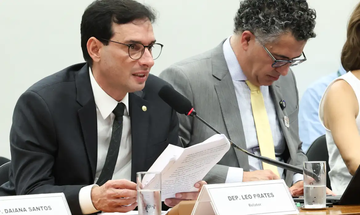 Fim da Escala 6×1: Relator Propõe Folga Dominical Obrigatória e Redução da Jornada Semanal para 40 Horas