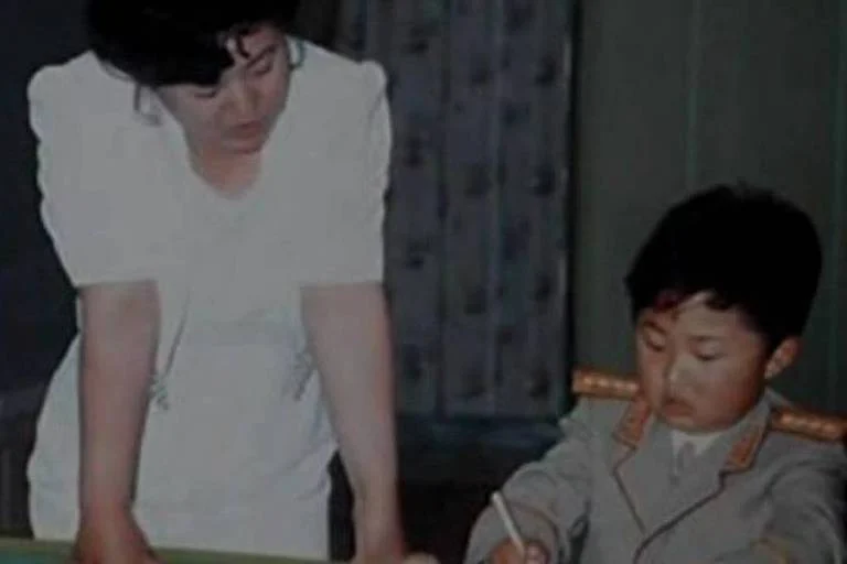 Kim Jong-un: O Mistério da Mãe Oculta e a Linhagem Sagrada do “Filho Ilegítimo” que Assombra o Regime Norte-Coreano