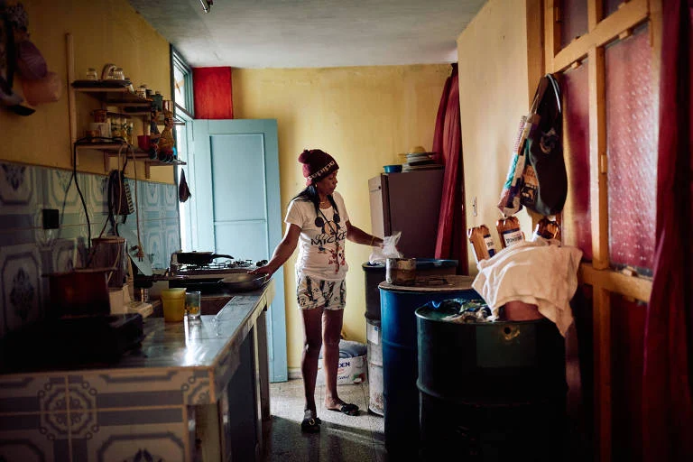 Crise Energética em Cuba: Cubanos Recorrem a Carvão e Lenha para Cozinhar Devido a Sanções dos EUA