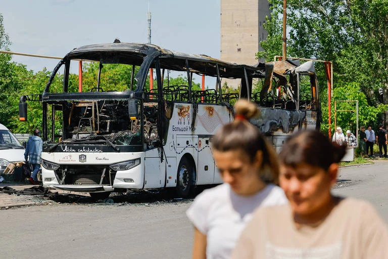 Rússia Acusa Ucrânia de Ataque Brutal com Drone a Ônibus na Crimeia: 8 Civis Mortos e 11 Feridos