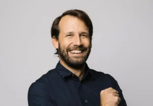 De Recepcionista Noturno a Bilionário: A Saga do Herdeiro que Revolucionou a Tecnologia Hoteleira com Software Inovador