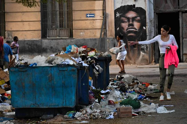 Cuba Afogada em Lixo: Crise Econômica e Falta de Combustível Transformam Havana em Cenário Caótico