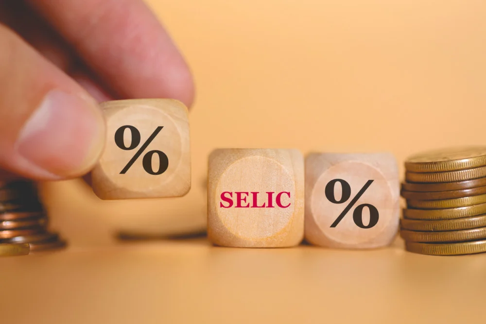 Selic pode subir e ficar alta por mais tempo: entenda o impacto nos seus investimentos e no mercado imobiliário
