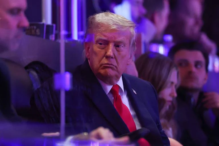 Aprovação de Donald Trump Cai para 35%, Próxima da Mínima Histórica, Pesquisa Reuters/Ipsos Revela Preocupações Econômicas