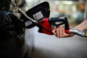 Petróleo em Queda Livre: Acordo EUA-Irã Abre Estreito de Ormuz e Alivia Tensão Global