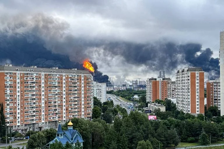 Ucrânia Lança Maior Ataque de Drones Contra Moscou em Dois Anos, Provoca Incêndios e Atrasos em Aeroportos