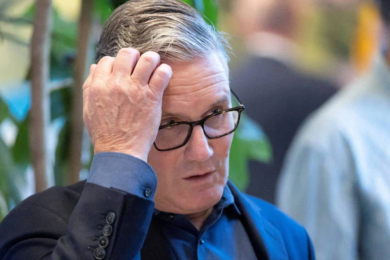 Keir Starmer avalia futuro político após pressão por renúncia e declaração de Trump sobre sua saída do cargo