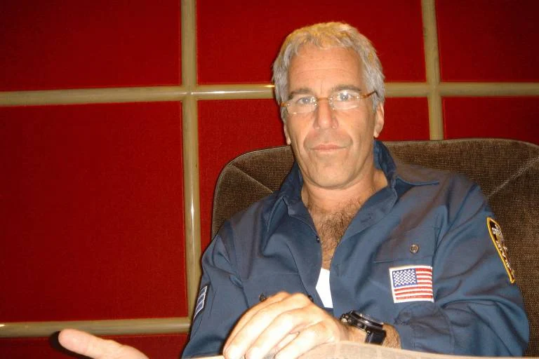 Esperma de Jeffrey Epstein Pode Estar Preservado: Documentos Revelam Plano para Espalhar DNA Após Sua Morte
