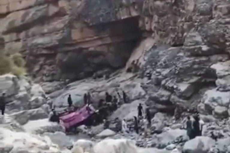 Tragédia no Paquistão: Ônibus despenca de barranco de 20 metros e deixa pelo menos 40 mortos em Quetta a Peshawar