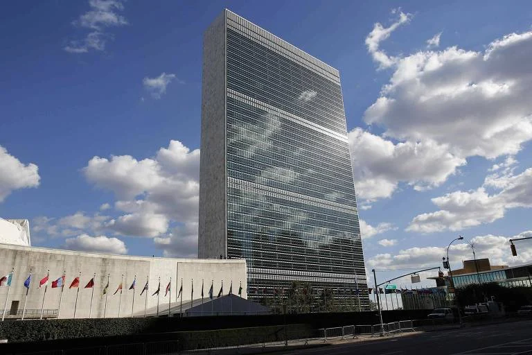 Homem incendeia o próprio corpo em protesto chocante contra políticas chinesas na porta da ONU em Nova York