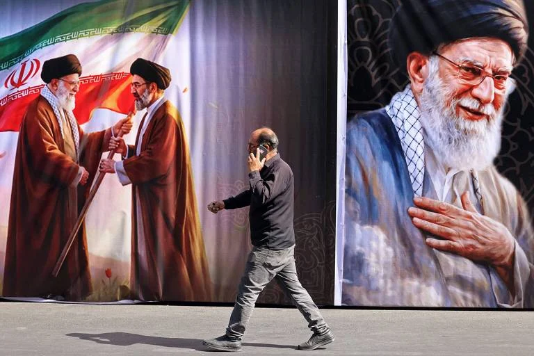 Funeral do Aiatolá Khamenei: Três filhos presentes, mas sucessor Mojtaba Khamenei ausente levanta questões