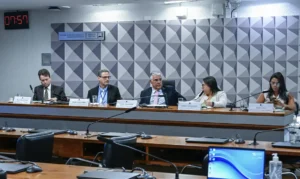 Defensores Públicos Pedem Regras Mais Rígidas para Publicidade de Apostas Esportivas, Alegando Risco de Endividamento e Impacto na Saúde Mental