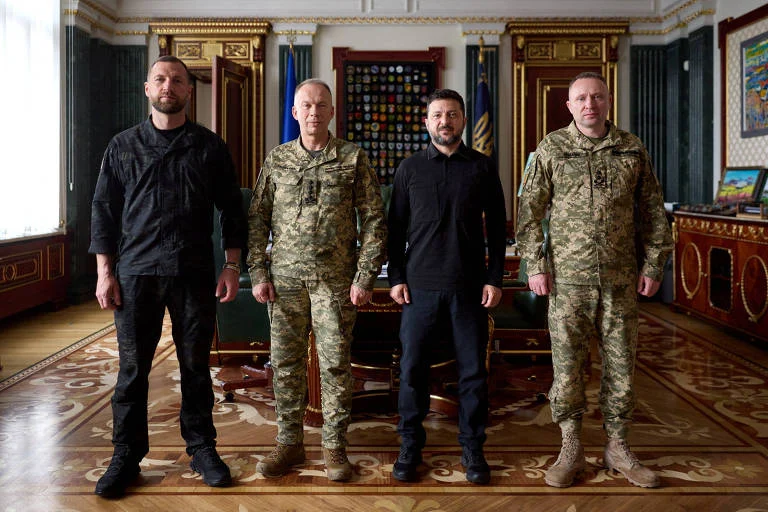 Novo Chefe Militar Ucraniano Promete Intensificar Ataques na Rússia, Enquanto Protestos Exigem Retorno de Ministro Demitido