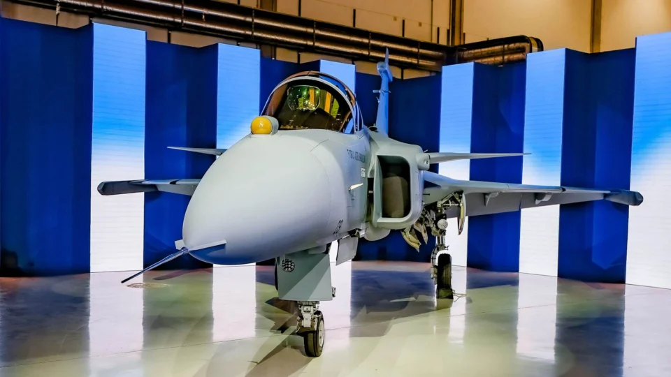 Embraer e SAAB Fecham Mega Acordo para Produzir Mais 20 Caças Gripen: O Futuro da Defesa Aérea Brasileira em Foco