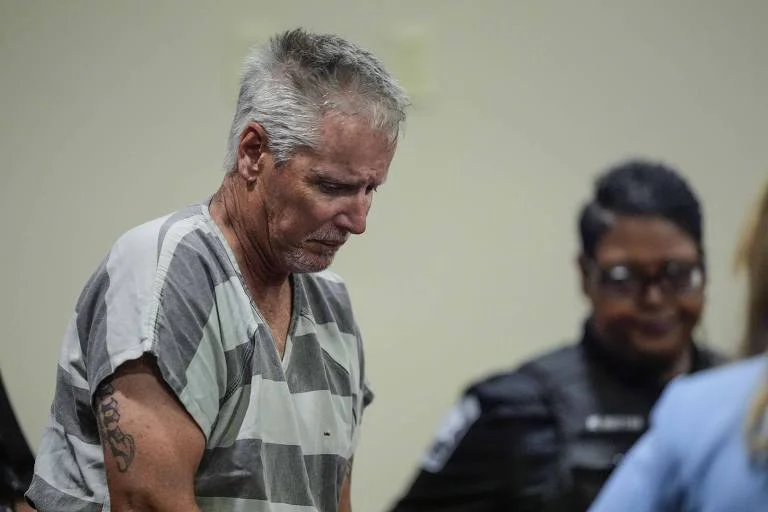 Pai de assassino em escola é condenado a 15 anos de prisão nos EUA: Falha paterna e acesso a armas em foco