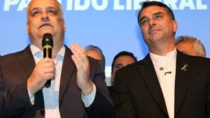 Flávio Bolsonaro propõe ‘Tesouraço’ com corte de 10 ministérios e redução de impostos em plano de governo para 2026