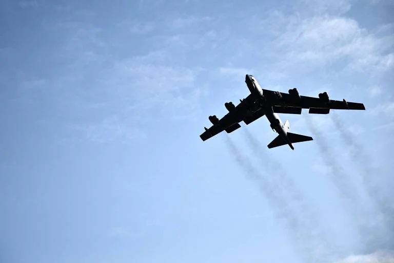 Força Militar dos EUA na América Latina: Demonstração de Poder com B-52 é Adiadas em Meio a Tensão com Brasil e China