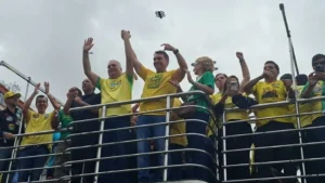 Flávio Bolsonaro lança candidatura Presidência 2026 com discurso anti-sistema e foco em segurança em Copacabana