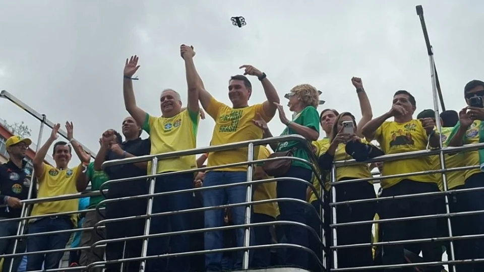 Flávio Bolsonaro lança candidatura Presidência 2026 com discurso anti-sistema e foco em segurança em Copacabana