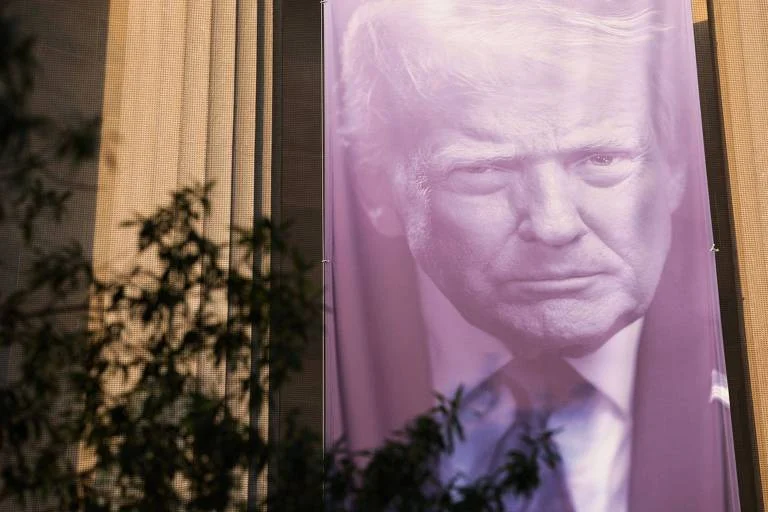 Taxa de Aprovação de Trump Cai para 33%, Menor Nível de Seu Mandato, Pressionada por Guerra no Irã e Inflação