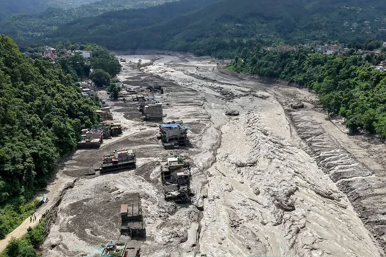 Desespero em Hidrelétrica no Nepal: Funcionário filma fuga de enchente devastadora que deixou mais de 1.300 desaparecidos