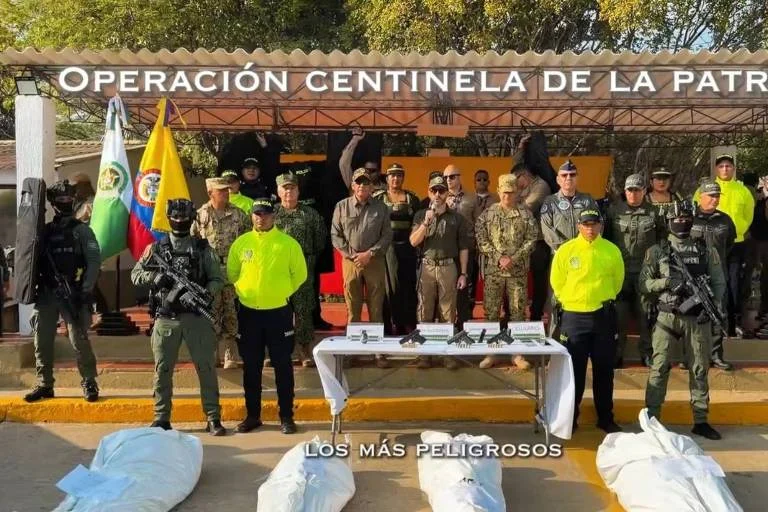 Presidente da Colômbia Caminha Entre Cadáveres em Vídeo Chocante: Força ou Crueldade?