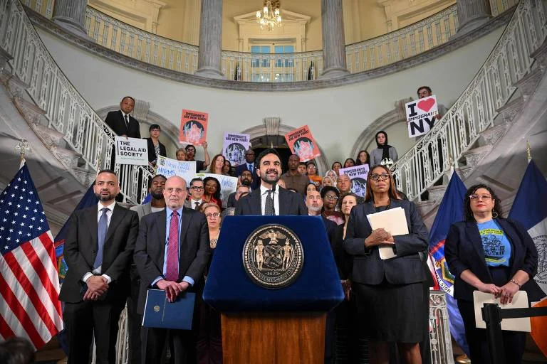 Estados Processam Governo Trump por Nova Regra “Catastrófica” que Dificulta Green Card para Imigrantes