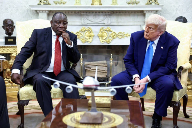 EUA Restringem Vistos a Sul-Africanos Ligados a Suposta Discriminação contra Brancos, Crítica de Trump Gera Tensão Diplomática