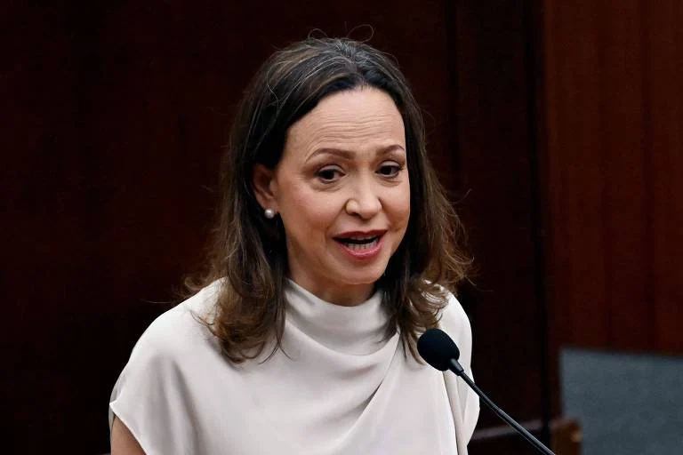 María Corina Machado Tenta Retorno à Venezuela e é Barrada; Delcy Rodríguez se Reúne com Trump em Nova York