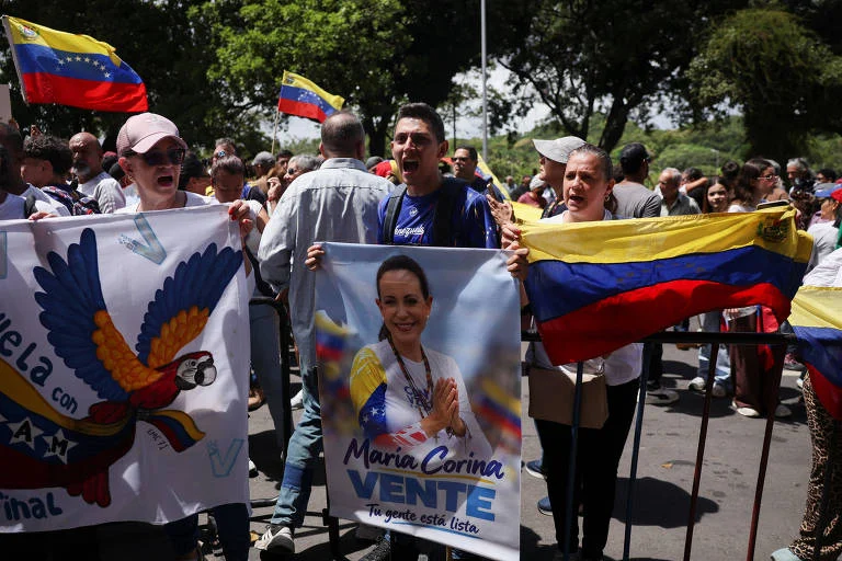 Manifestantes em Caracas pedem volta de María Corina Machado, vencedora do Nobel da Paz, e questionam restrições de entrada na Venezuela