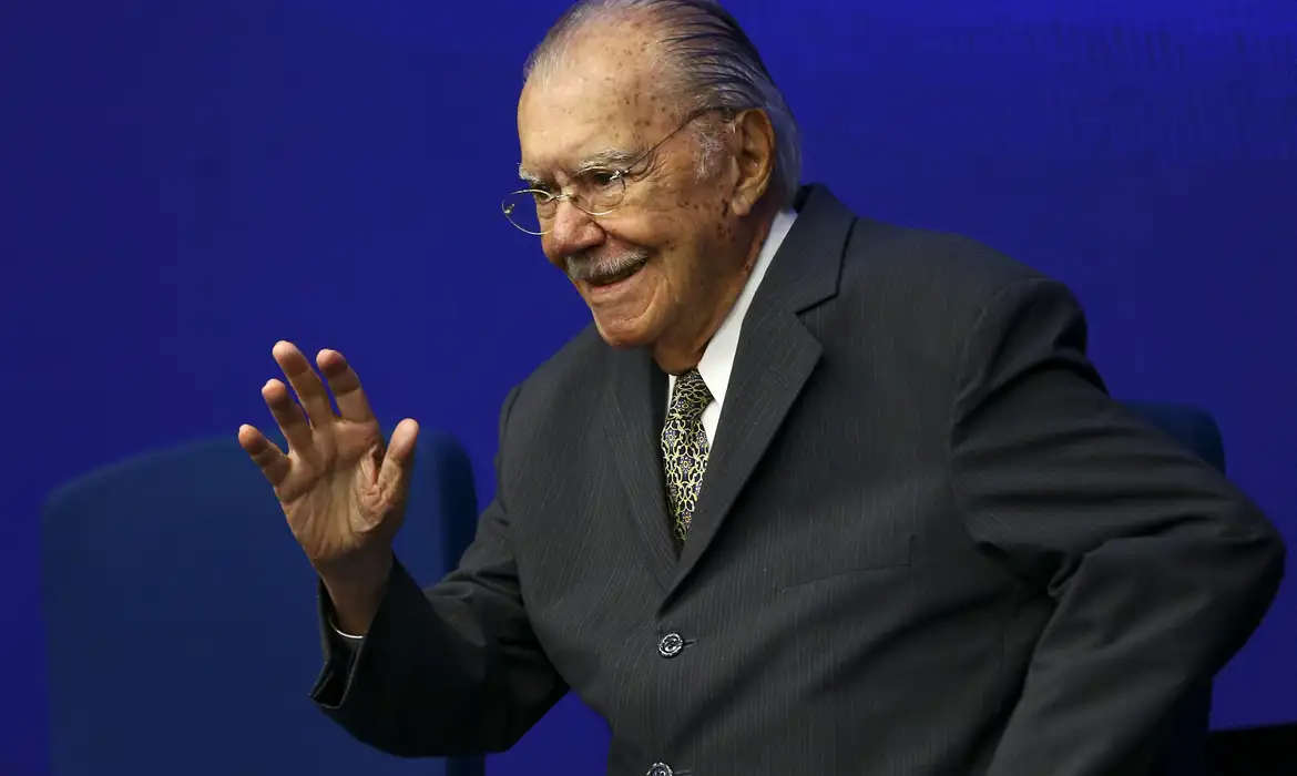 José Sarney, ex-presidente, é internado às pressas em São Paulo para tratamento intensivo de pneumonia bacteriana