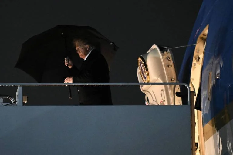 Casa Branca Proíbe CNN de Viajar com Trump no Air Force One, Escalando Tensão com a Mídia